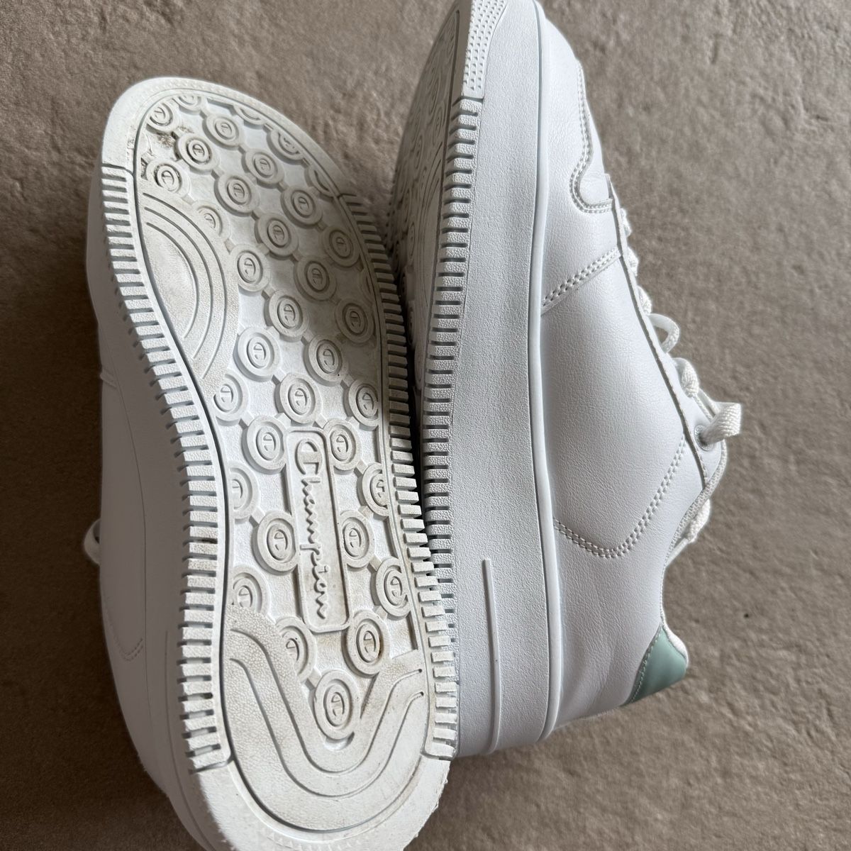 Champion Scarpe da donna: White Champion Platform Sneakers Size 41  – Usato da Boswil venduto da hey.itsme 4