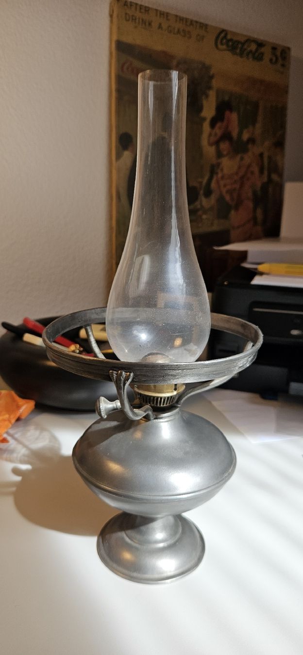 Lampade: Alte Petroleumlampe mit Zinnfuss – Usato da Belp venduto da Ginus85