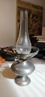 Alte Petroleumlampe mit Zinnfuss