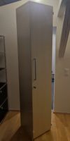 Abschließbarer schmaler Hochschrank mit Einlegeböden
