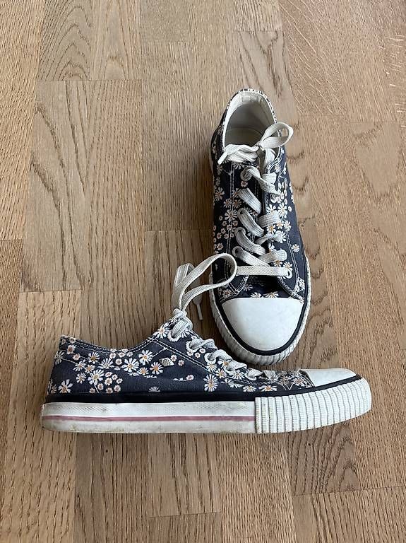 Schuhe für Mädchen: Stoffschuhe Blumen Gr.37 – Gebraucht aus Schüpfen von norge84 1