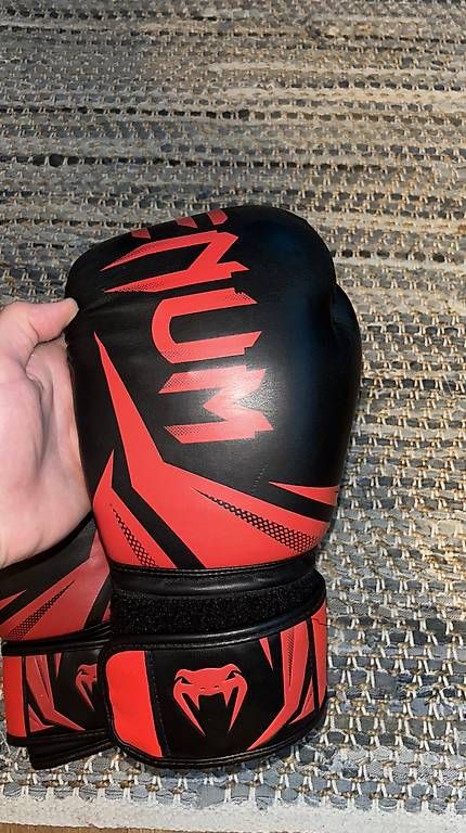 Gants & mitaines : Boxhandschuhe Venum  – D'occasion à Zug par Louis.H63 2