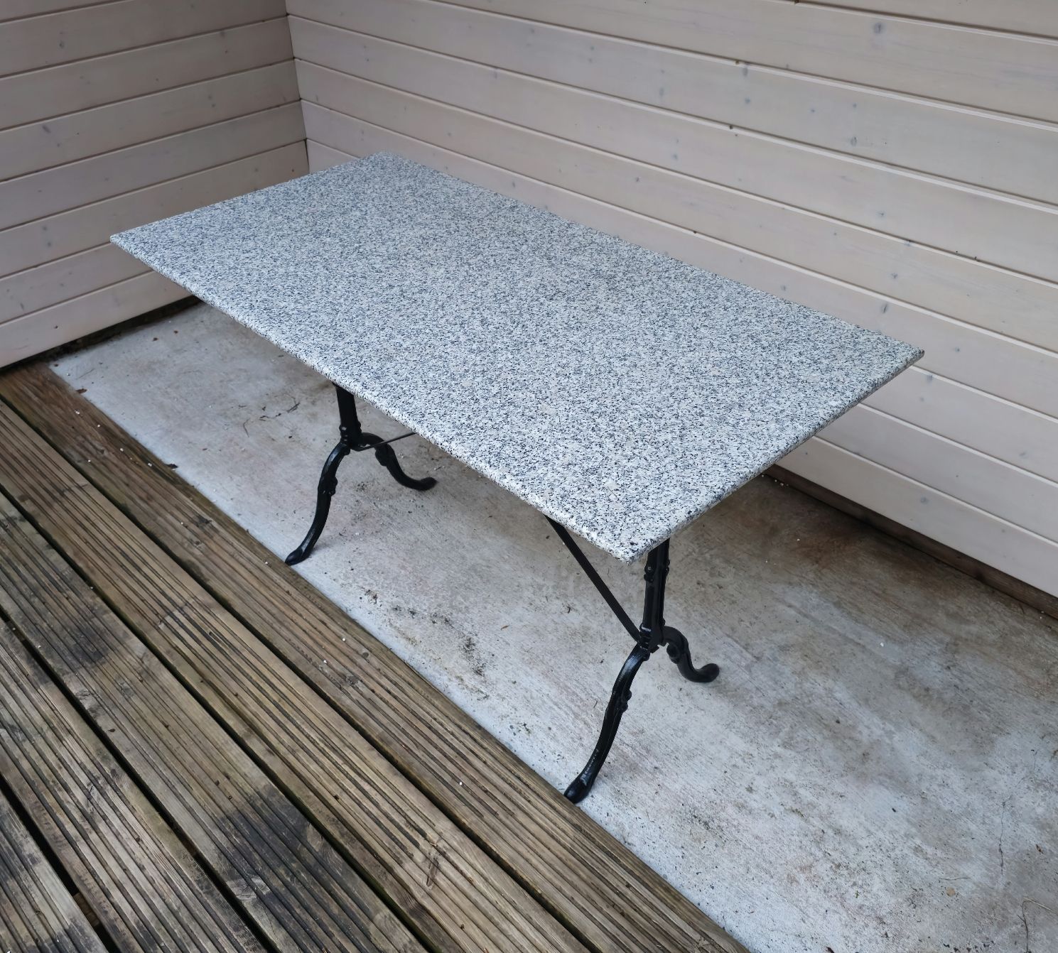 Tavoli: Granittisch mit Gusseisenfuss – Usato da Etzgen venduto da VierRingeA6