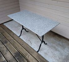 Granittisch mit Gusseisenfuss