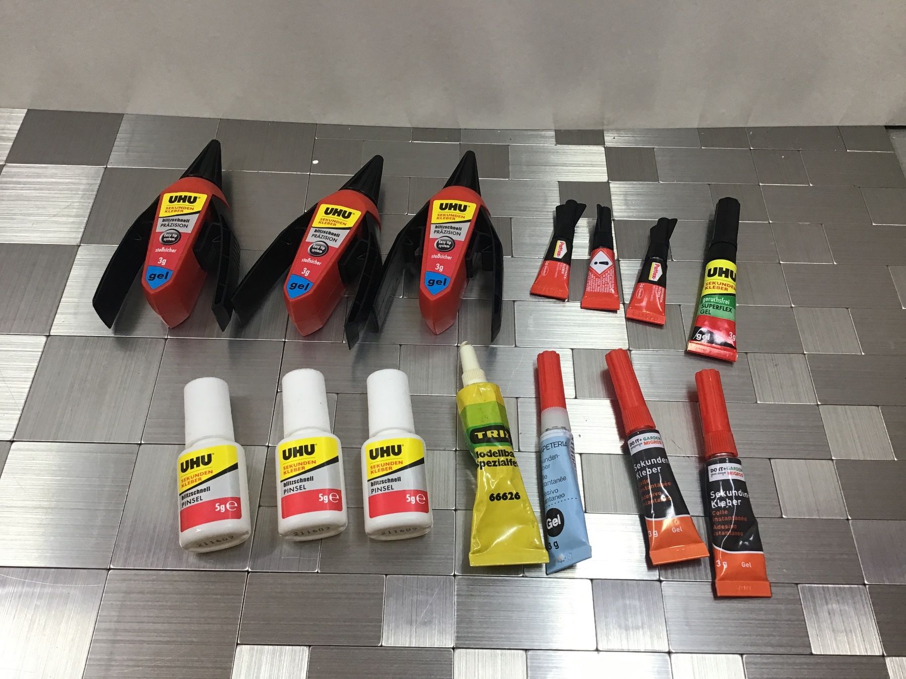 Autocollants: UHU  SEKUNDEN KLEBER – D'occasion à Männedorf par Spezial-Modelle