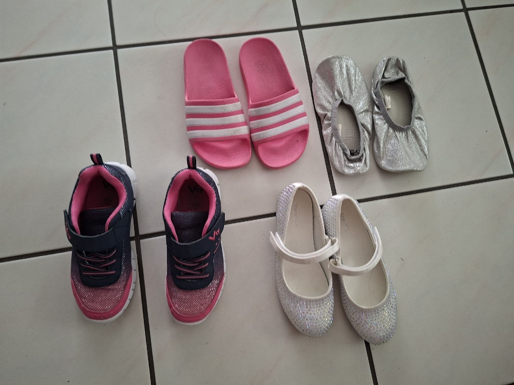 Adidas Scarpe per ragazze: Mädchen Schuhe Grösse 31 – Usato da Schattdorf venduto da mamo1952