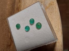 Smaragde, 4 Stück Cabochons rund