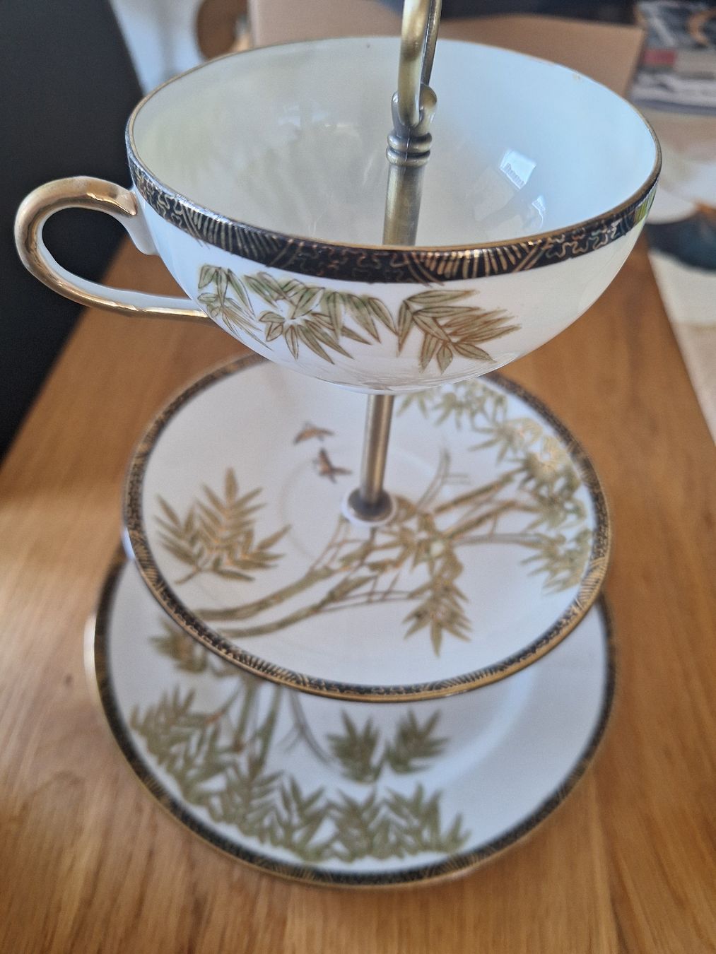 Toutes les décorations: Etagere mit Tasse – D'occasion à Urtenen - Schönbühl par hanna66
