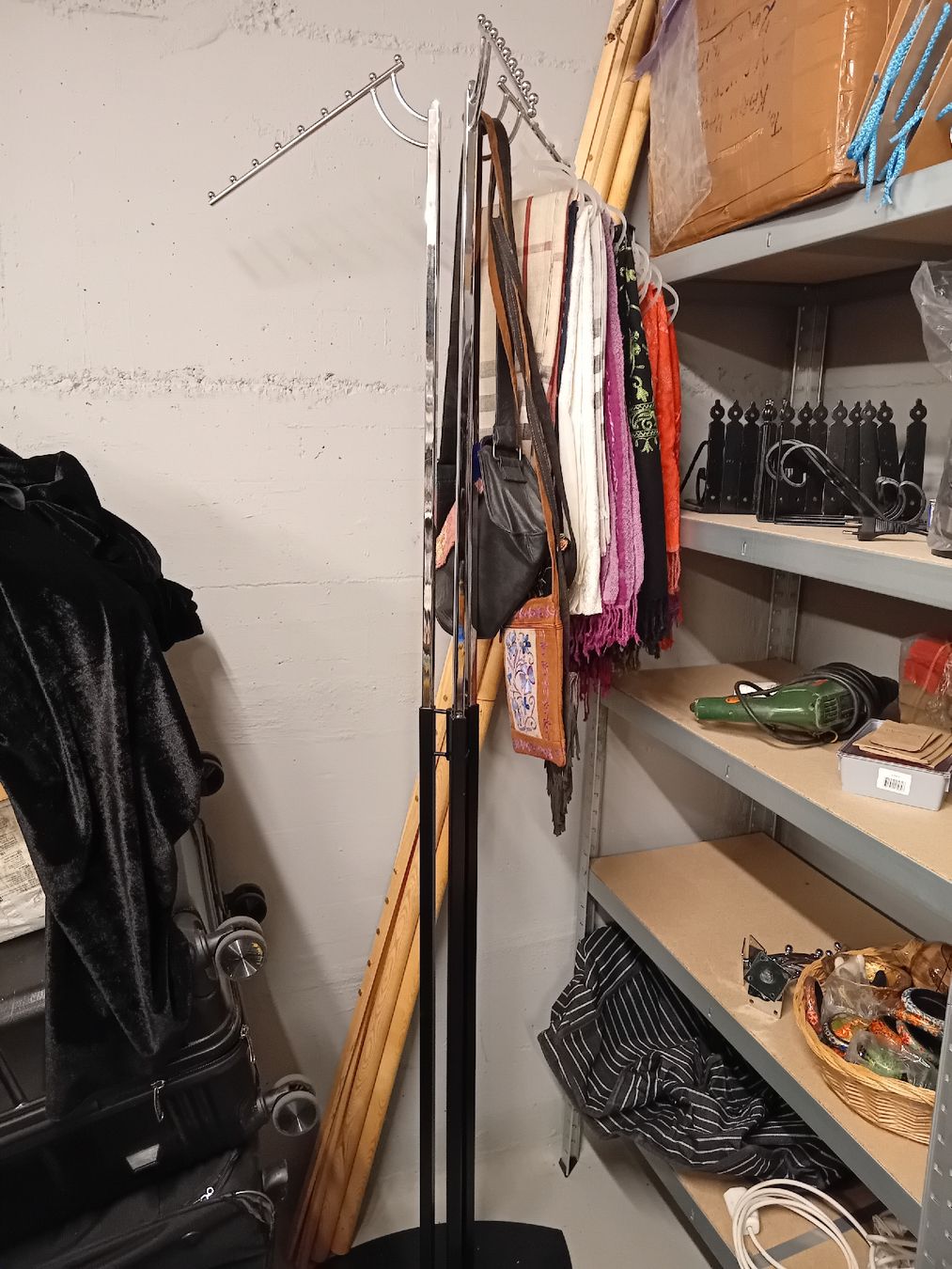 Porte manteau: Gewerblicher Kleiderständer, Höhenverstellbar – D'occasion à Zürich par Gillheri 2
