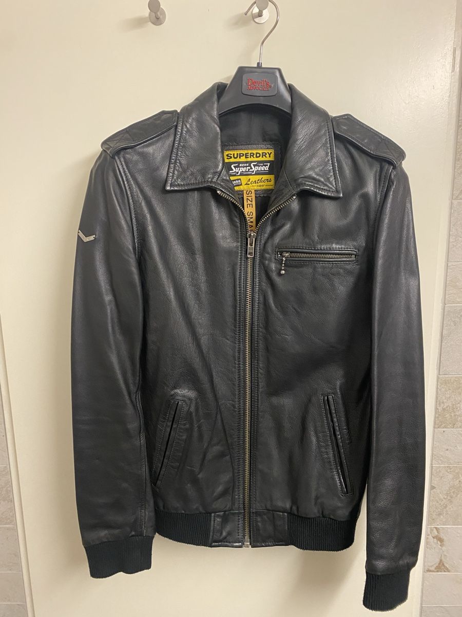 Superdry Giacche: 44) Superdry Leather Jacket, Size S, Black – Usato da Buttikon SZ venduto da Maxwelltime