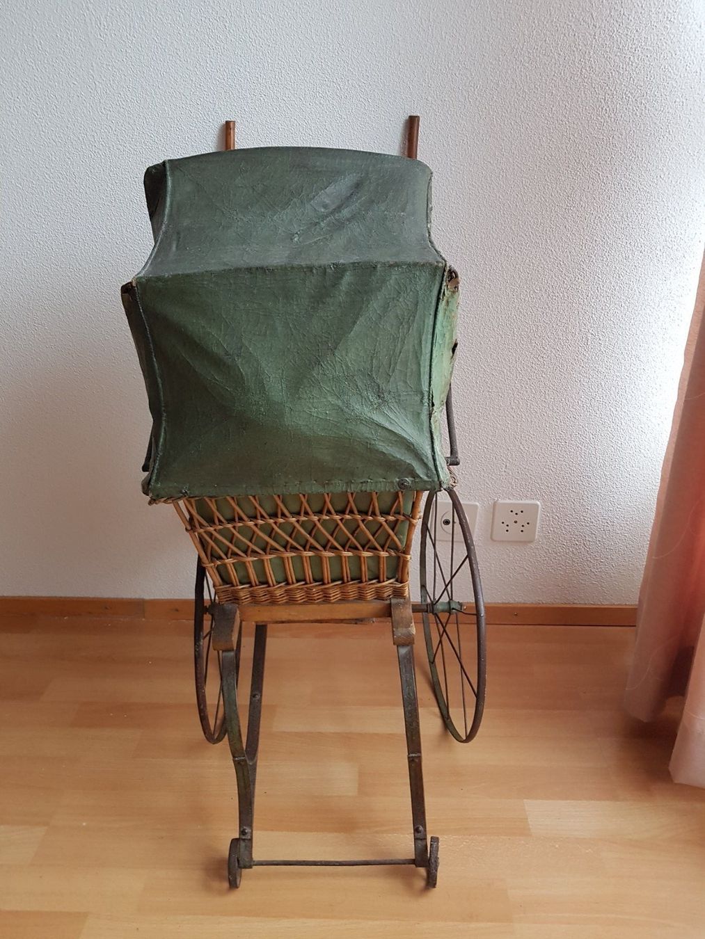 Puppenwagen: Alter Puppenwagen – Gebraucht aus Basel von Tatura 2