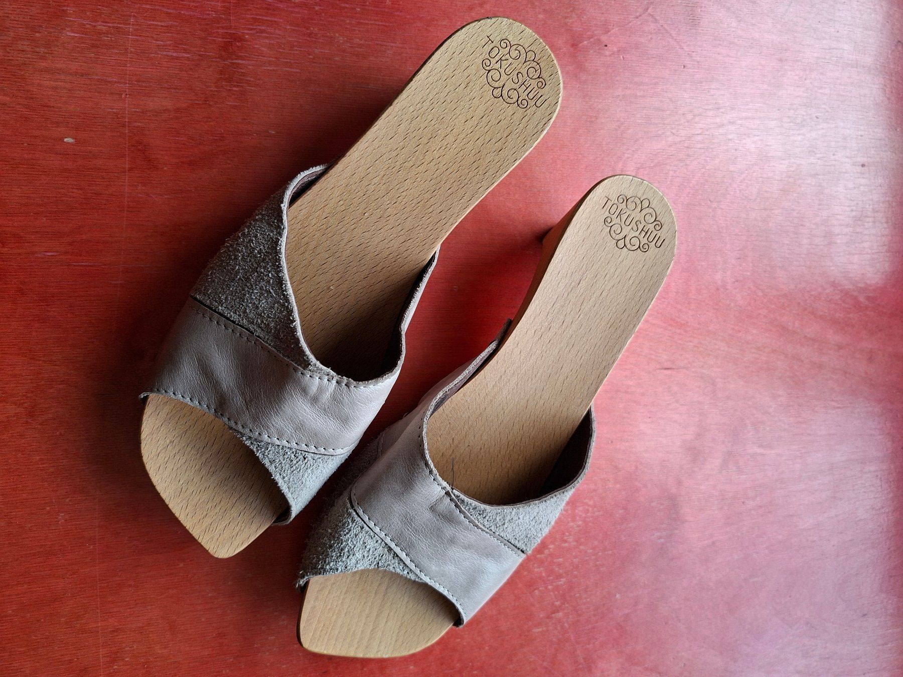 Scarpe da donna: Schöne Lederpantoletten mit Holzsohlen – Usato da Zürich venduto da Olivenbaum33