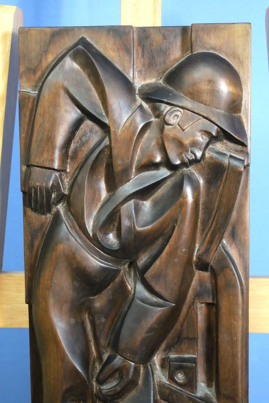 Skulpturen & Statuen: Holzskulptur "Arbeiter" Verso bezeichnet "Mutschnengia 1990" – Gebraucht aus Zug von Kunst-Fundgrube 3