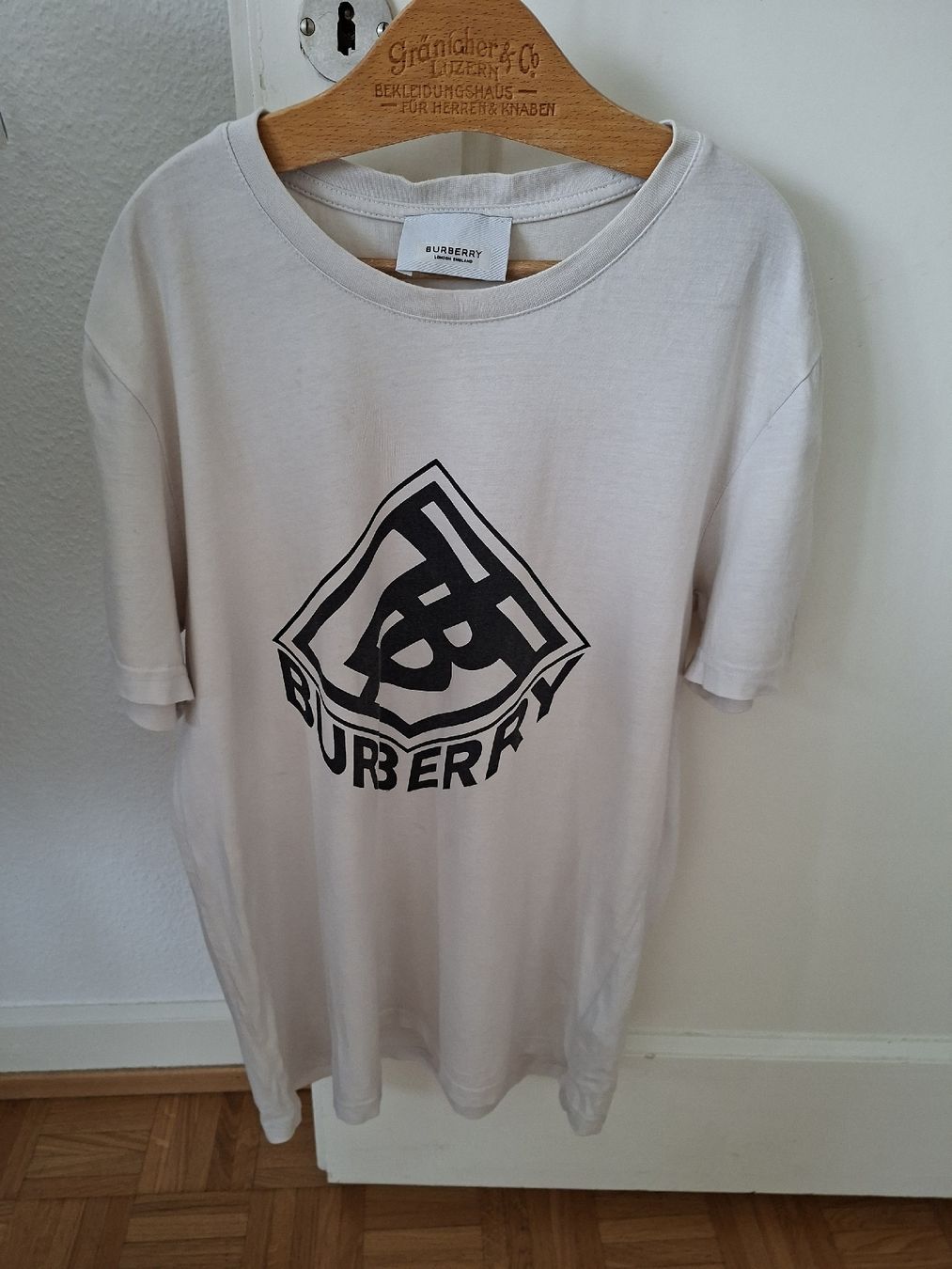 Burberry T-shirt: T-shirt Burberry Beige, taille M – Usato da Renens VD venduto da ser_j2fn 1