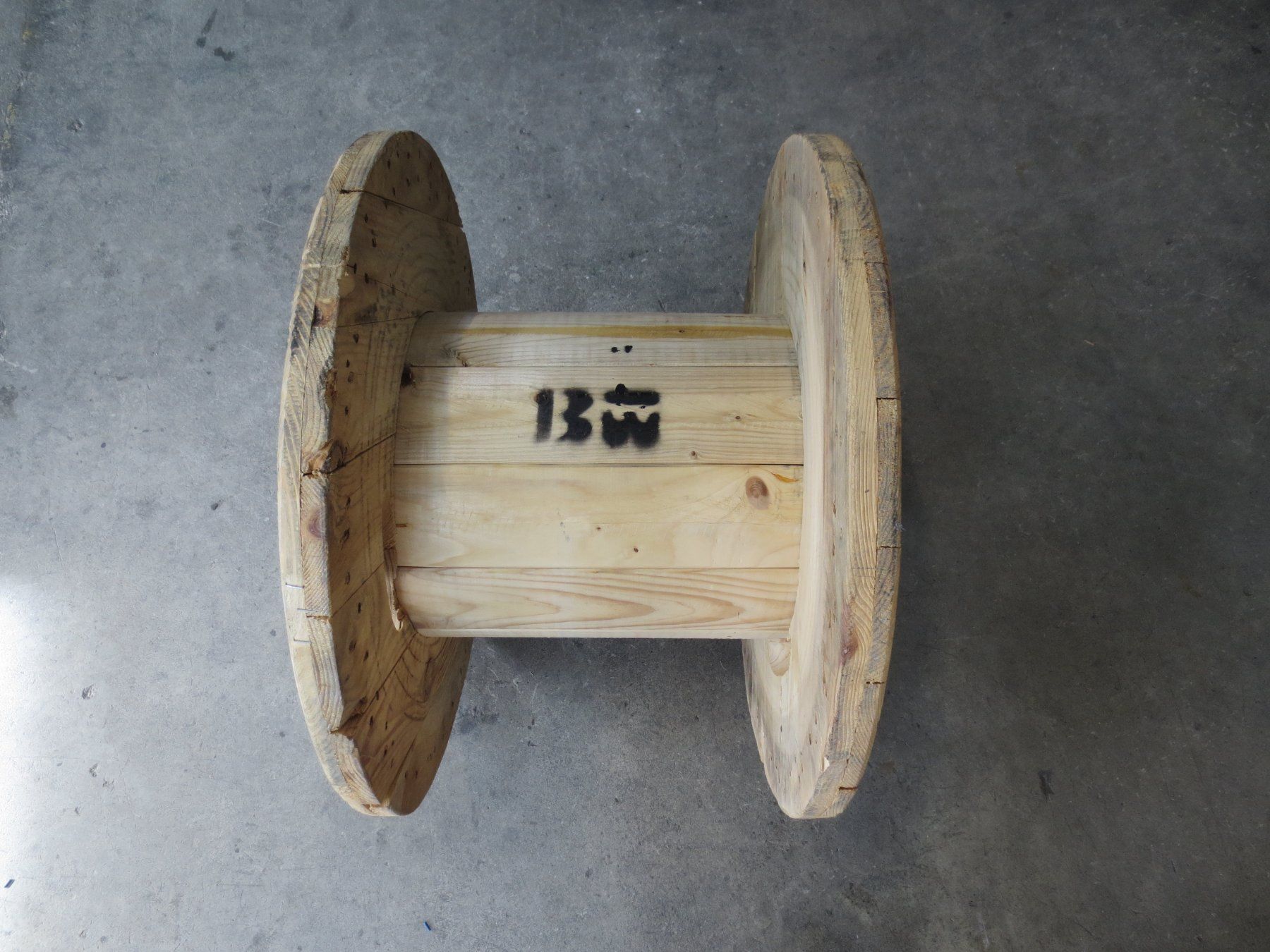 Articoli in legno: Massive Kabeltrommel , Bobine , Leergebinde , Hocker , Tisch – Usato da Sulz LU venduto da Elektrofachverkauf