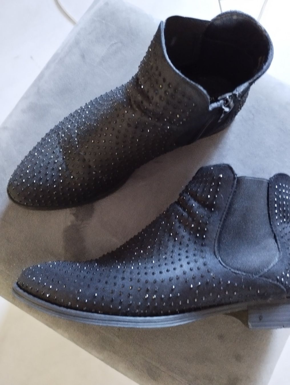 Damenschuhe: Boots mit schwarzen Glitzersteinchen – Gebraucht aus Zollikofen von zr65