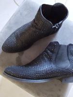 Boots mit schwarzen Glitzersteinchen