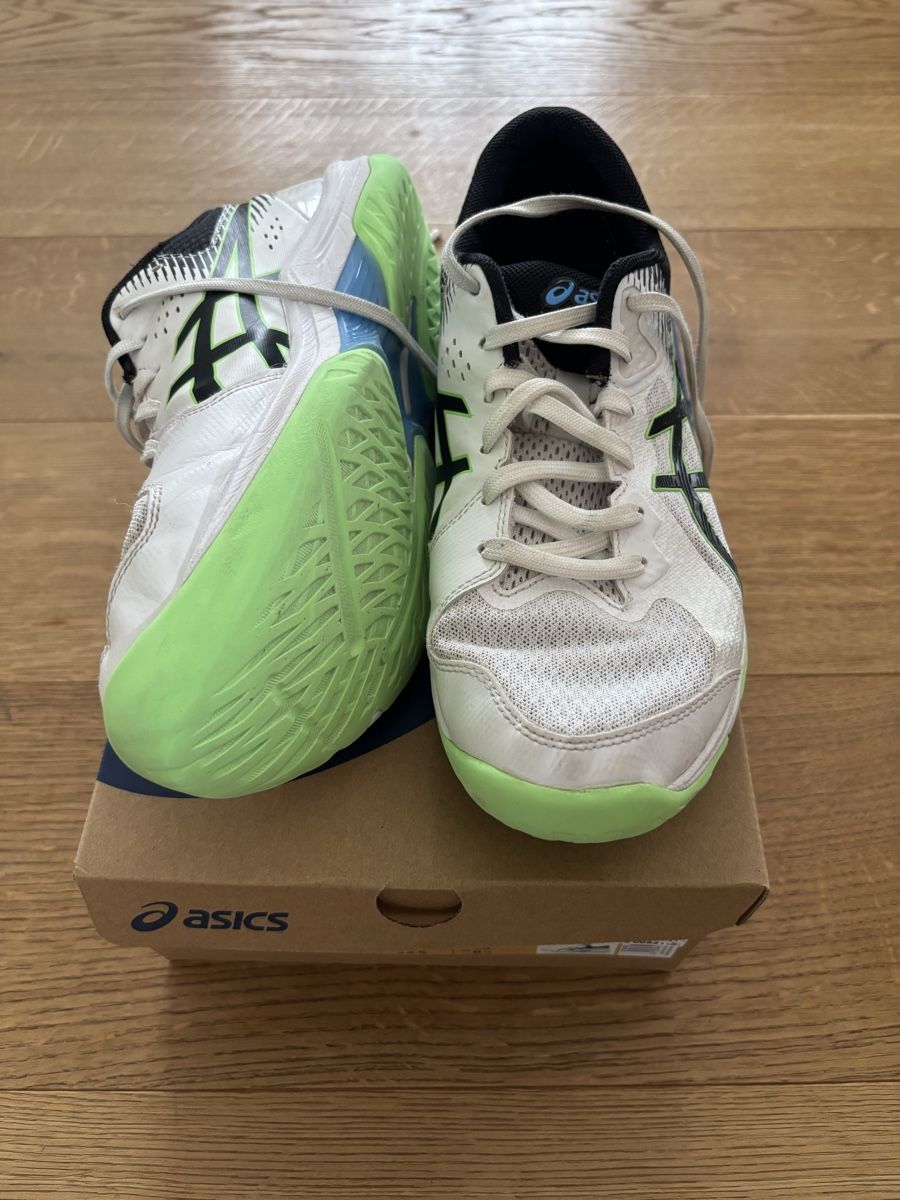 Asics Herrenschuhe: Asics  Hallenschuhe – Gebraucht aus Würenlos von Ashley24