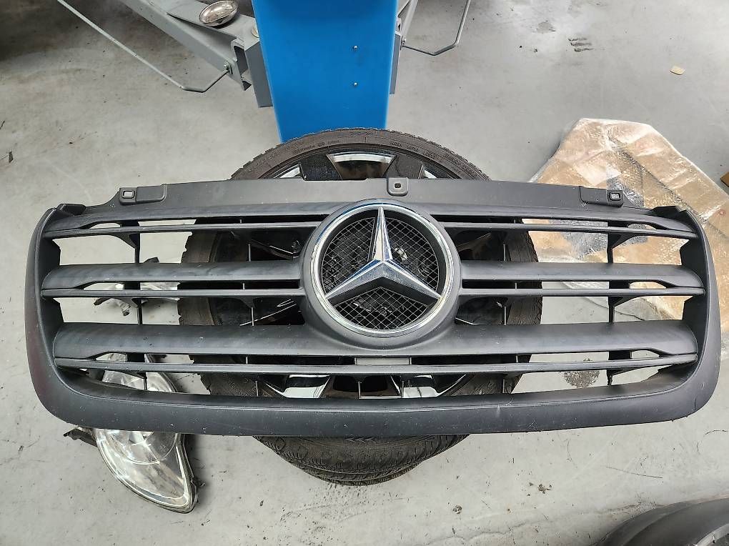 Mercedes-Benz Tutti pezzi di ricambio auto: Mercedes Sprinter 907 Grill – Usato da Biel/Bienne venduto da 300ccc 3