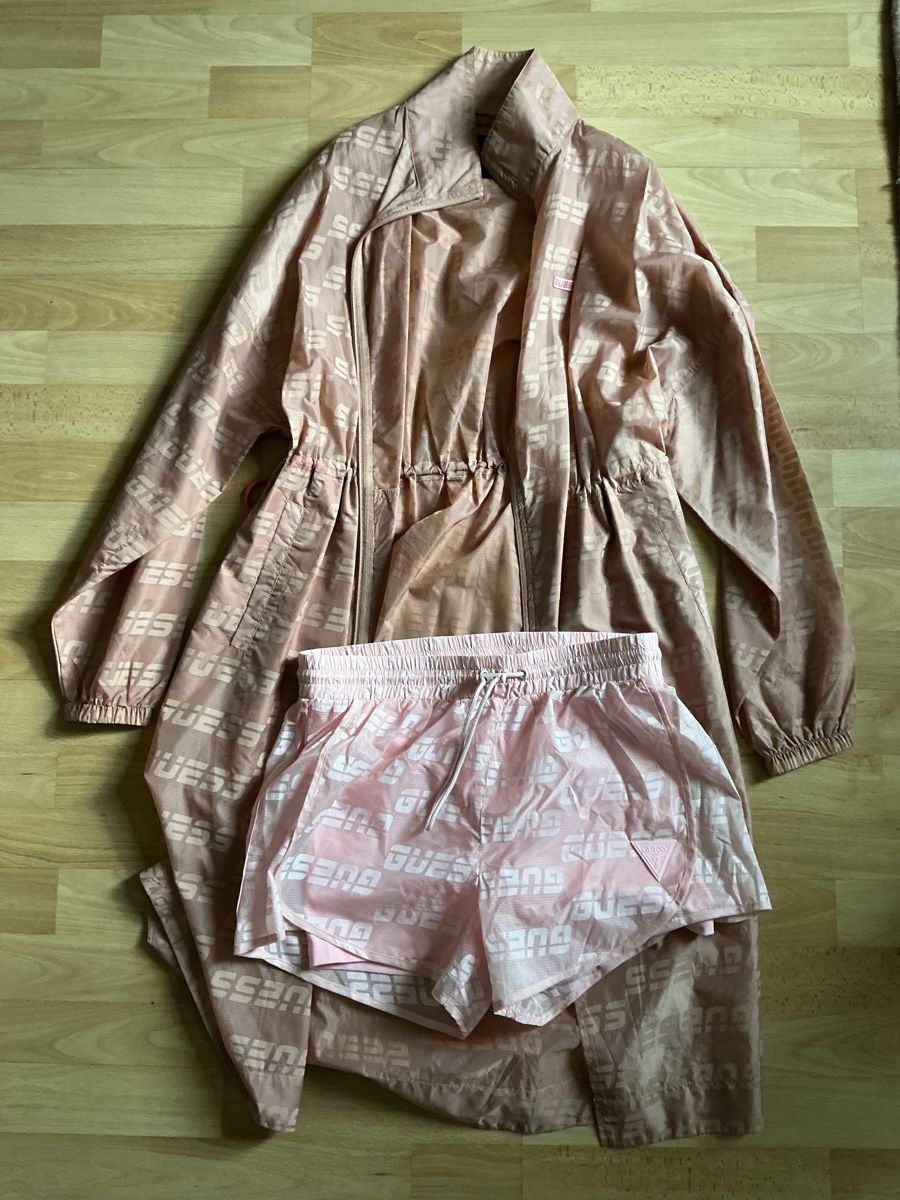 Guess Completi & Tailleur: Jacke, Shorts – Nuovo (secondo la descrizione) da St.Gallen venduto da nat_7n75