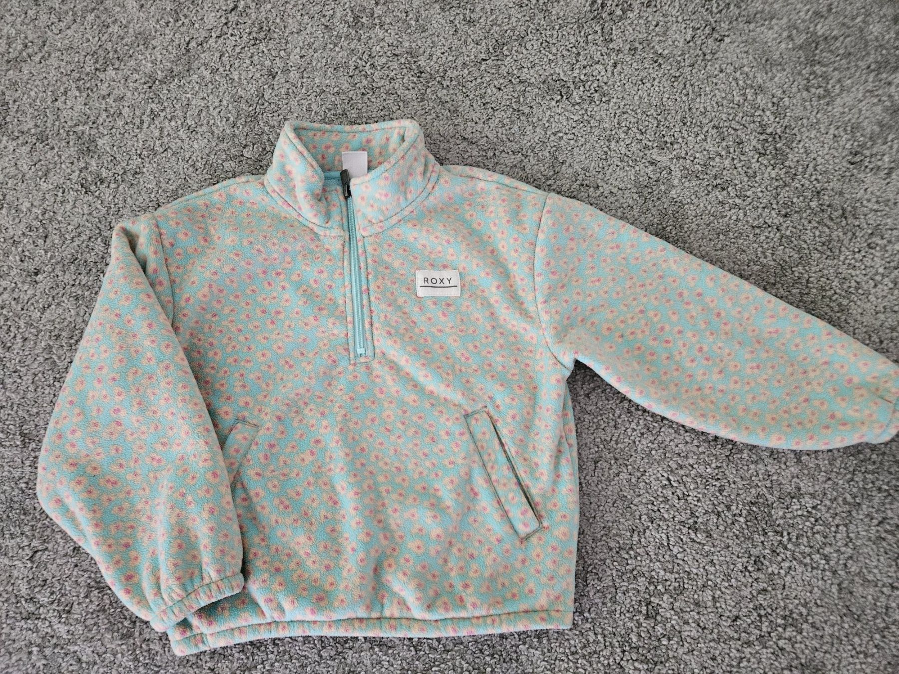 Roxy Pulls et sweat-shirts: Fleece Pullover Roxy Blumenmuster Gr.122 wenig getragen – Neuf (Voir description) à Häfelfingen par Selivia