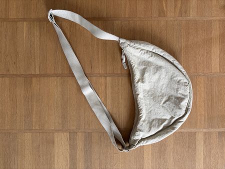 BEIGE UNIQLO UMHÄNGETASCHE