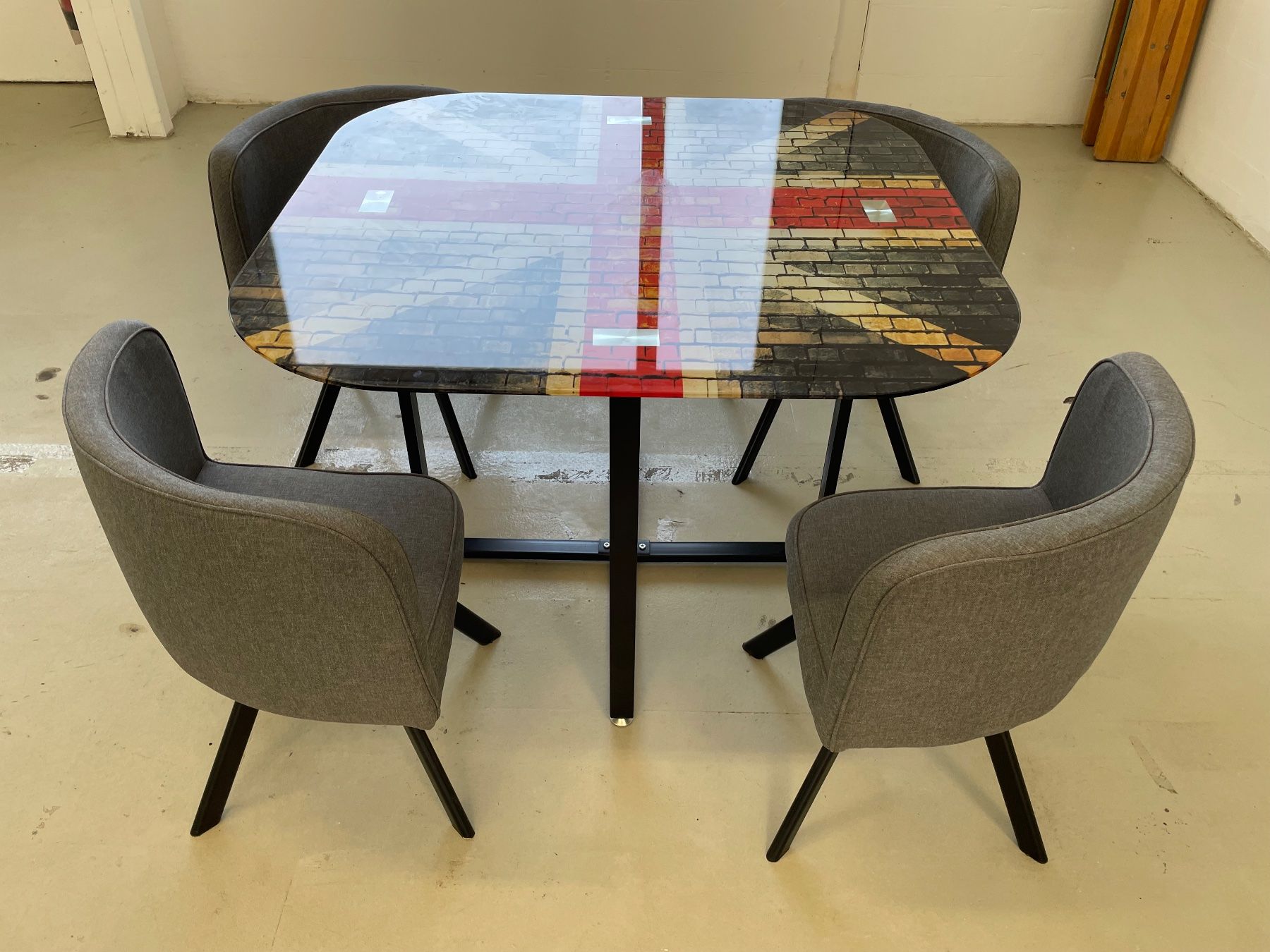 Tables: Tisch mit vier Stühlen Modern ein echter Blickfang – D'occasion à Giebenach par Toto222 7