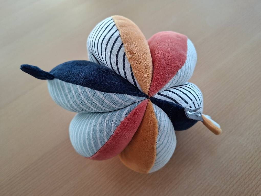 Jouets: Ball farbig mit Glöckchen – D'occasion à Andwil TG par Dorro 1