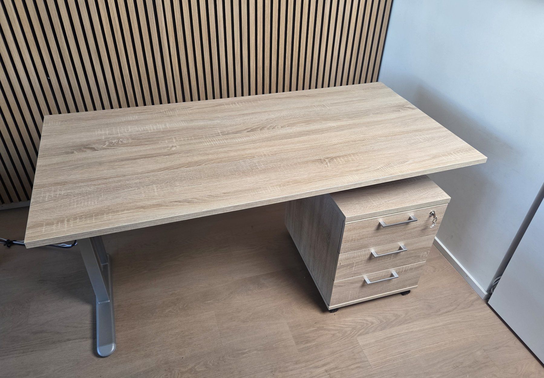 Scrivanie: Schreibtisch mit Rollcontainer Buche hell (150x75x75) – Usato da Maur venduto da antko 1