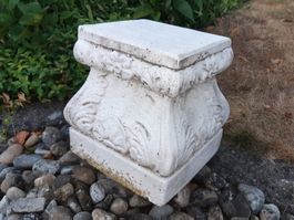 Kleine, schwere, weisse Steinsäule. Mediterrane Säule!
