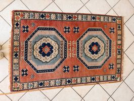 Tapis oriental géométrique tons terracotta et bleu