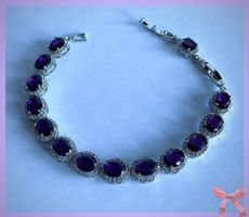 Schönes Armband mit funkelnden Zirkonia violett