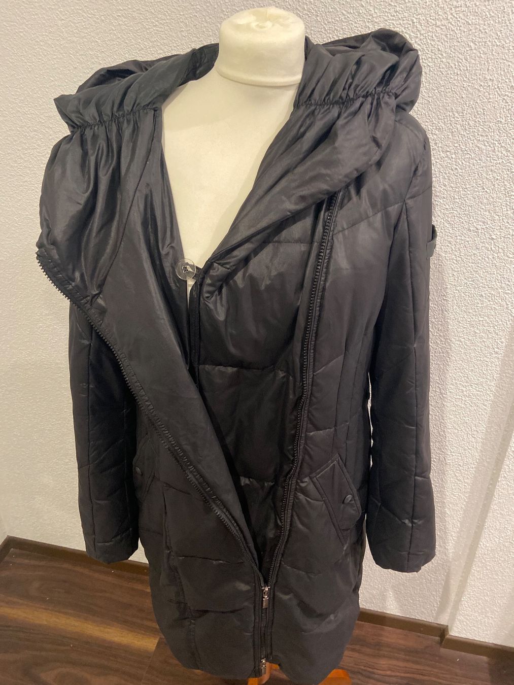 Esprit Giacche: Schwarze Esprit Winterjacke Grösse 42 – Usato da Ermatingen venduto da Speiki2 1