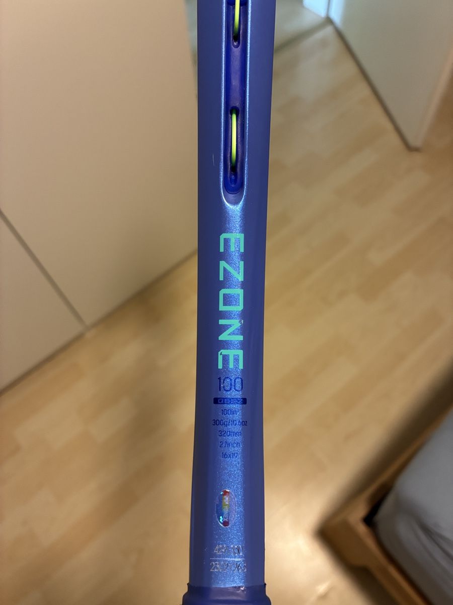 Yonex Racchette: Yonex Ezone 100 V8 + Neues Luxilon Saitenset – Usato da Buchs AG venduto da Cflyingfish 1