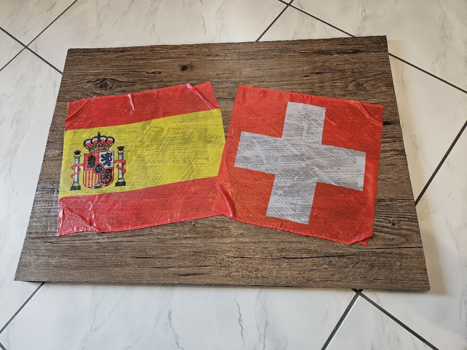 Foto & Immagini: Spanien und Schweiz Bild in Holzoptik – Usato da Arni AG venduto da Chaeschpe_04
