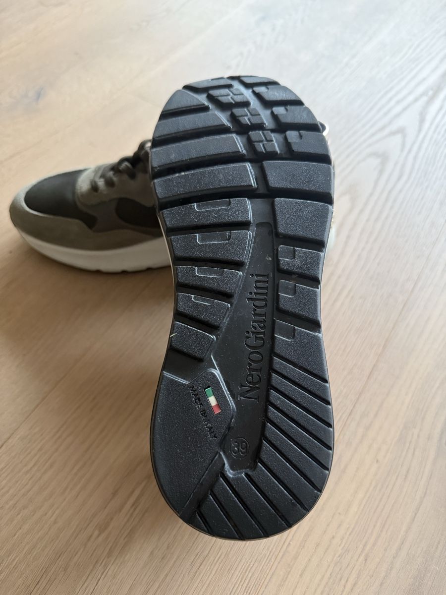 Chaussures femmes: Sneaker Nero Giardini Gr. 39 – D'occasion à Schwerzenbach par Rivi2 3