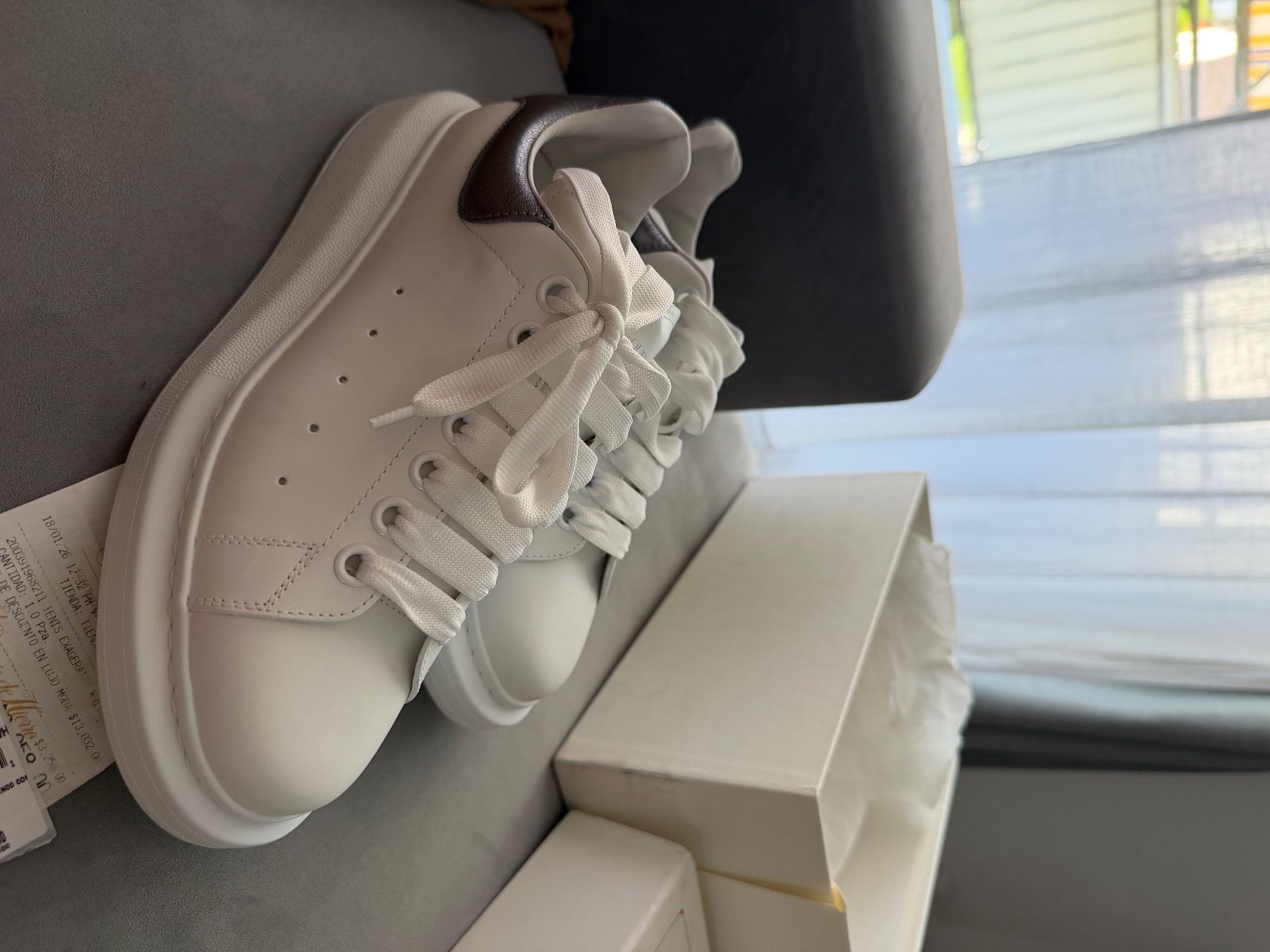 Alexander Mcqueen Scarpe da uomo: Neu Alexander McQueen Oversize Sneaker Weiss/Silber Metallic – Nuovo (secondo la descrizione) da Stetten AG venduto da Liz_2020 1