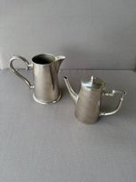 Zwei antike, dekorative Kaffee-/Milchkrüge aus Metall