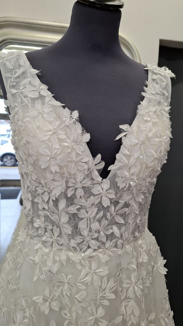 Vestiti: Brautkleid mit Blumenmuster – Nuovo (secondo la descrizione) da Uster venduto da VMT. 2