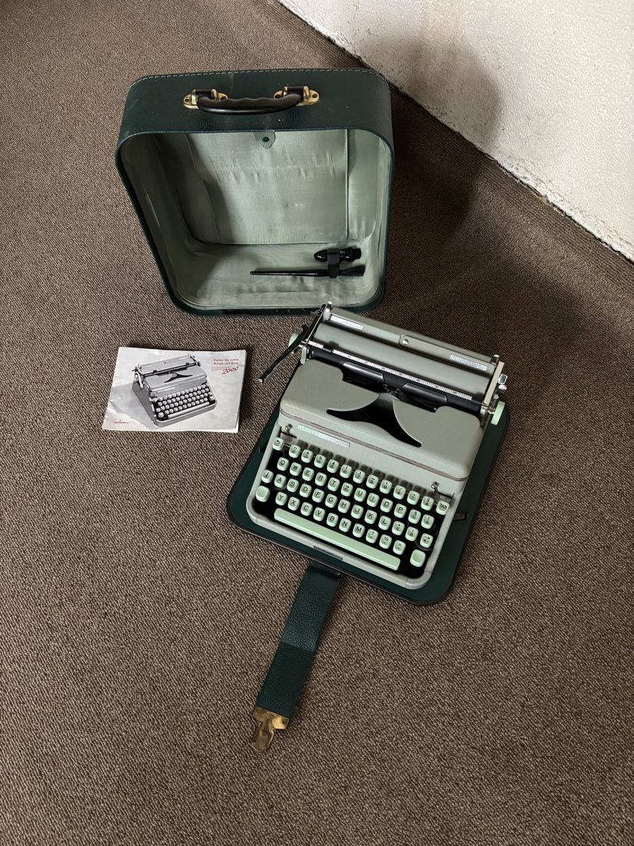Hermès Macchine da scrivere: Vintage Hermes 2000 Schreibmaschine – Usato da Münsingen venduto da Sinonn