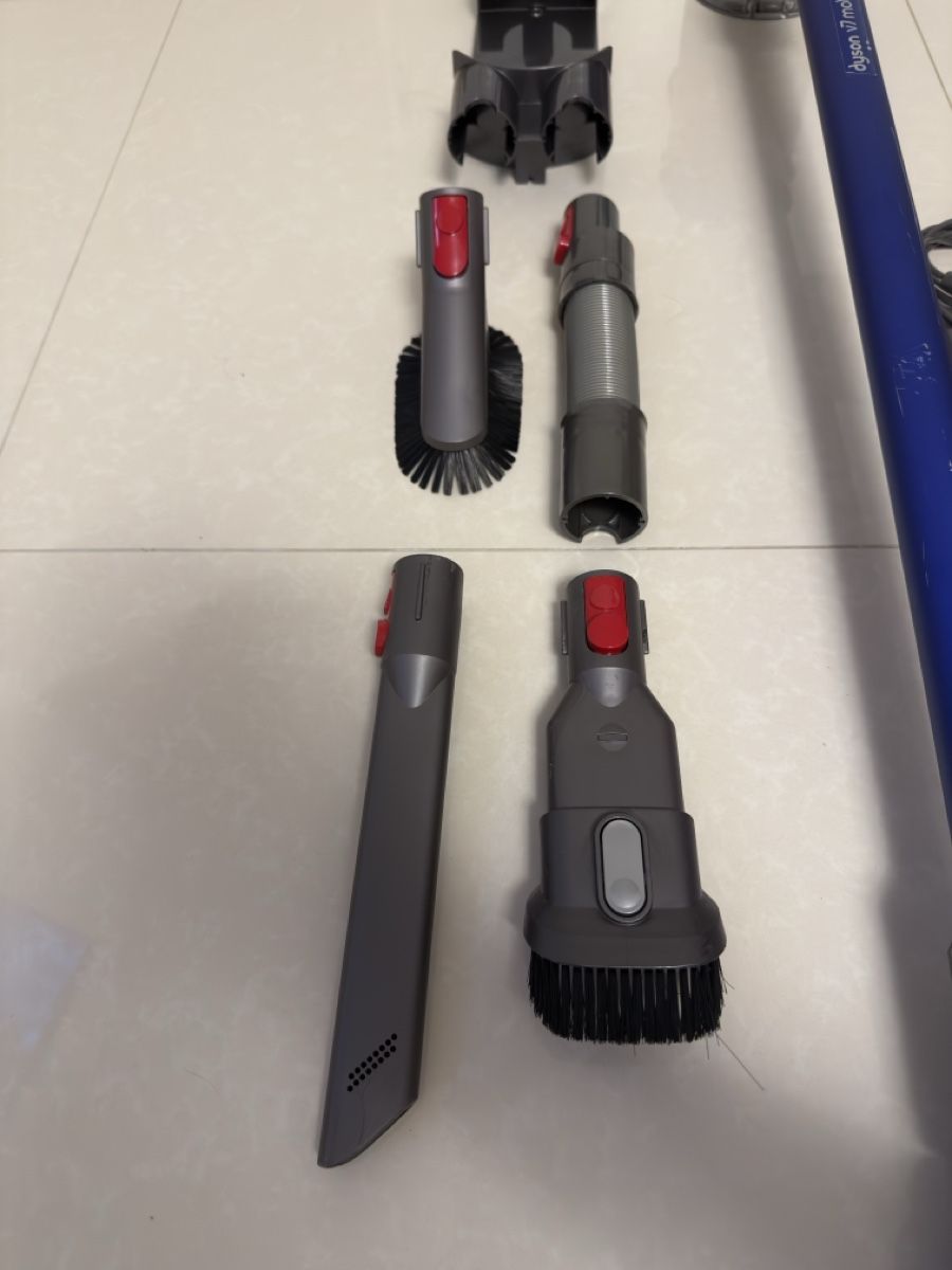 Dyson Aspirateurs & Accessoires: Dyson V7 Akkustaubsauger – D'occasion à Trimbach par Fily-90 2