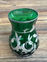 antike Glasvase mit floraler Silberauflage