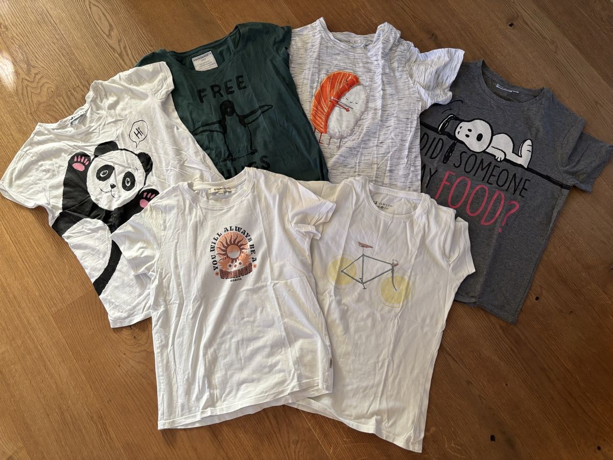 Kleiderpakete & -sets: T-Shirt-Paket, Snoopy, Panda etc. – Gebraucht aus Würenlos von Ashley24