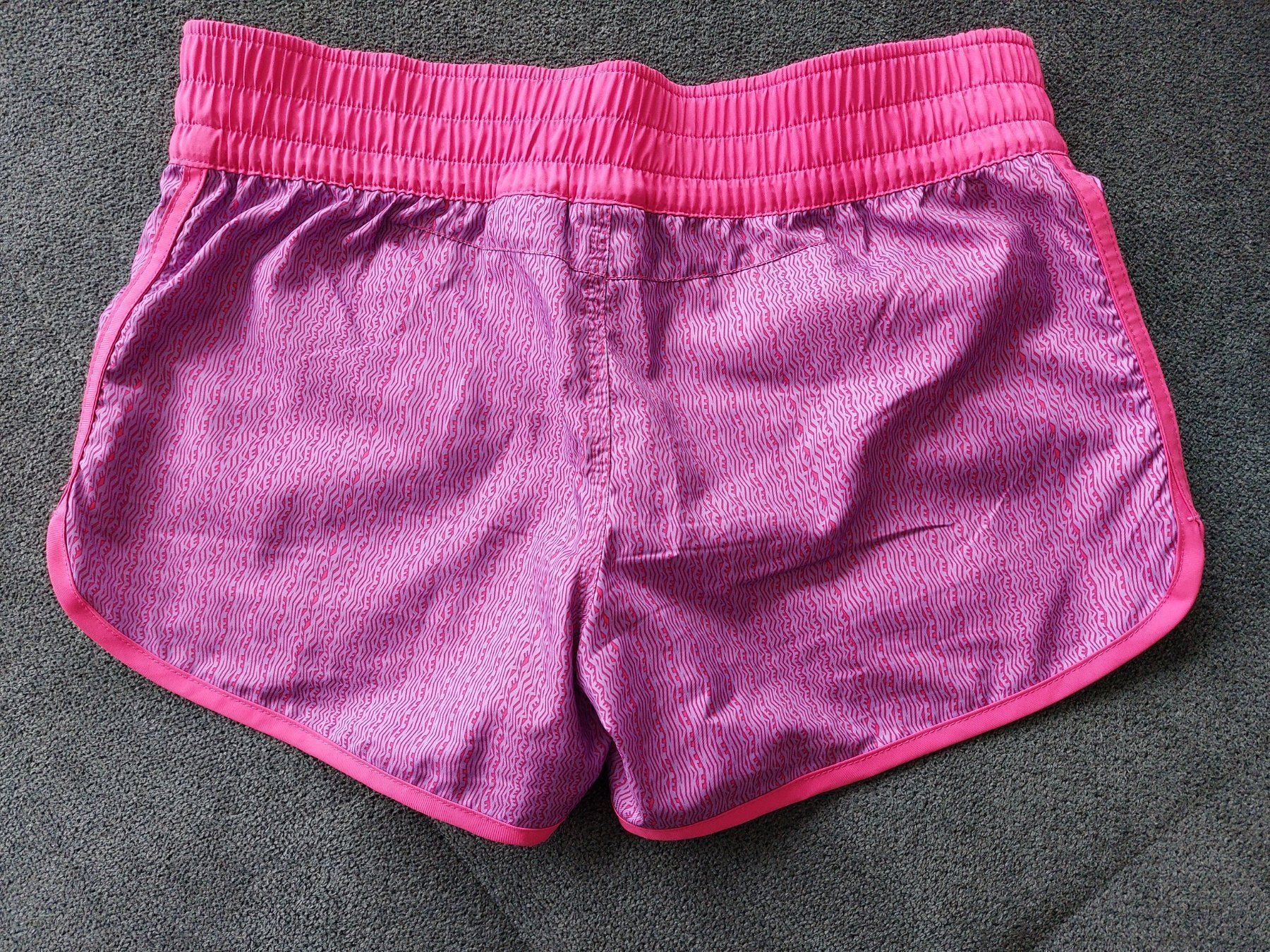Nike Pantaloni: Kurze Hose Nike Mädchen Pink – Nuovo (secondo la descrizione) da Muri AG venduto da ReBoutique 1