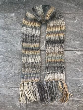 Warmer Strickschal in Naturtönen