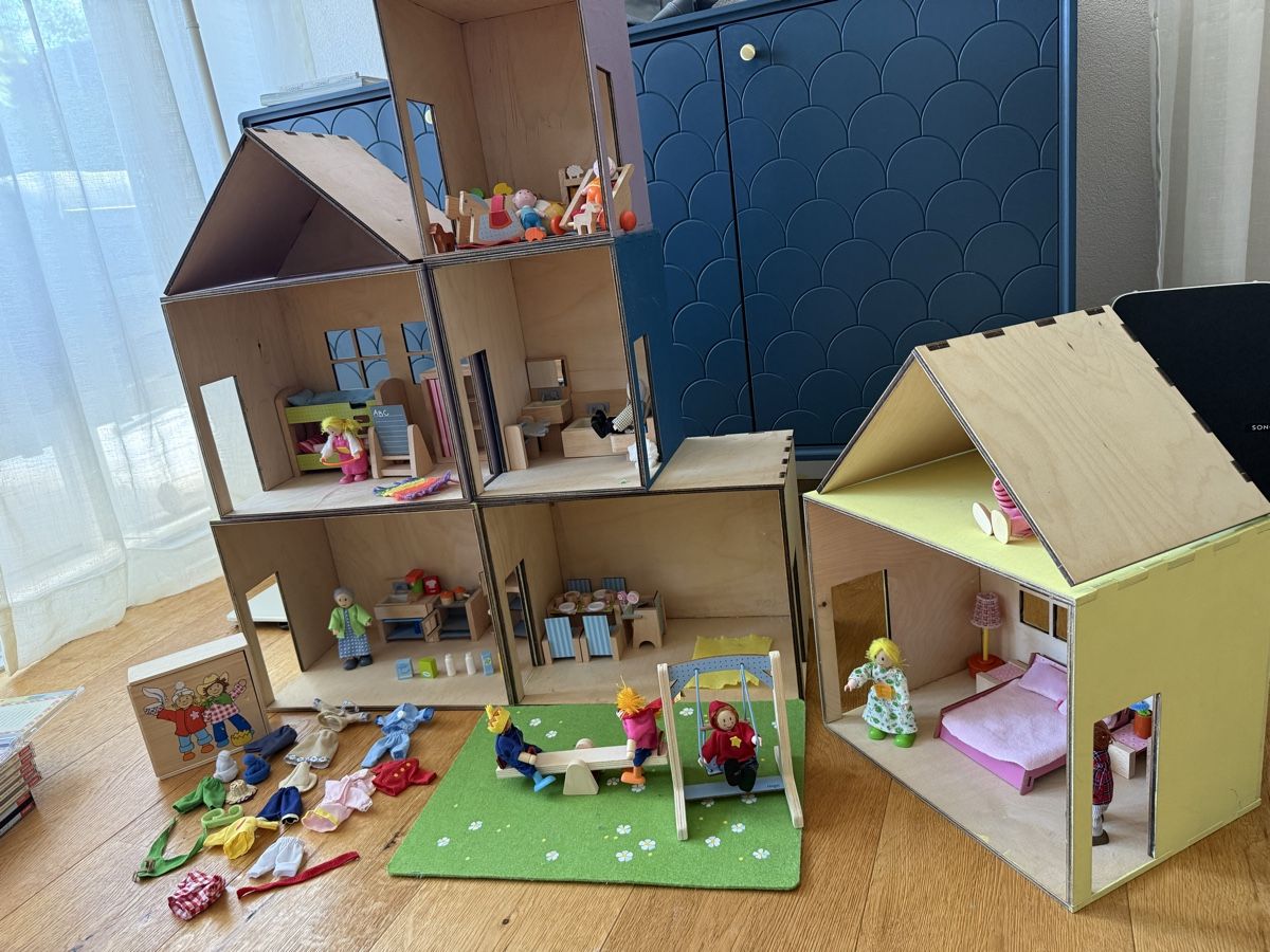 Case e mobili per bambole: Doppel-Puppenhaus mit Zubehör – Usato da Steinmaur venduto da kbraun01 8