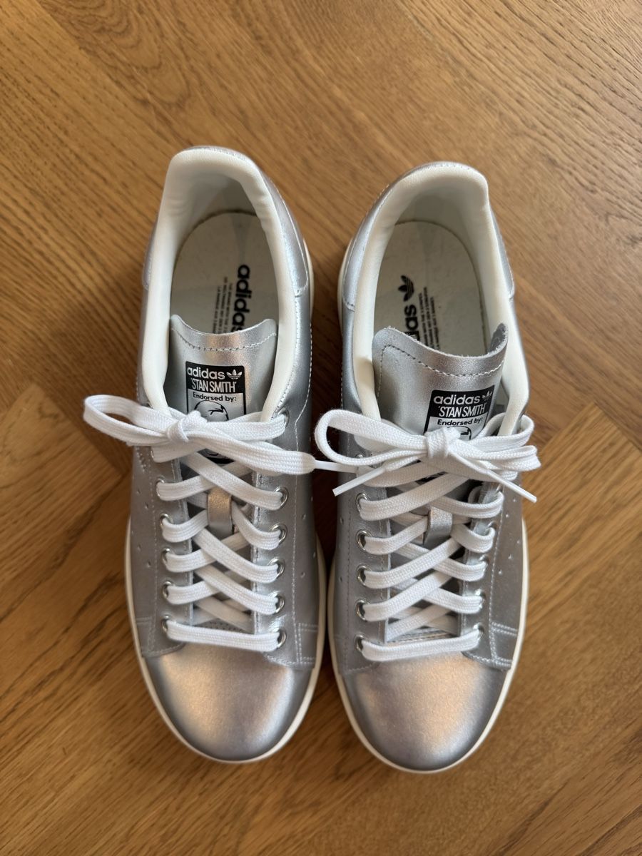 Adidas Scarpe da donna: Adidas Stan Smith, silber, Gr. 40 2/3 – Nuovo (secondo la descrizione) da Küsnacht ZH venduto da WanderingWildflower 1