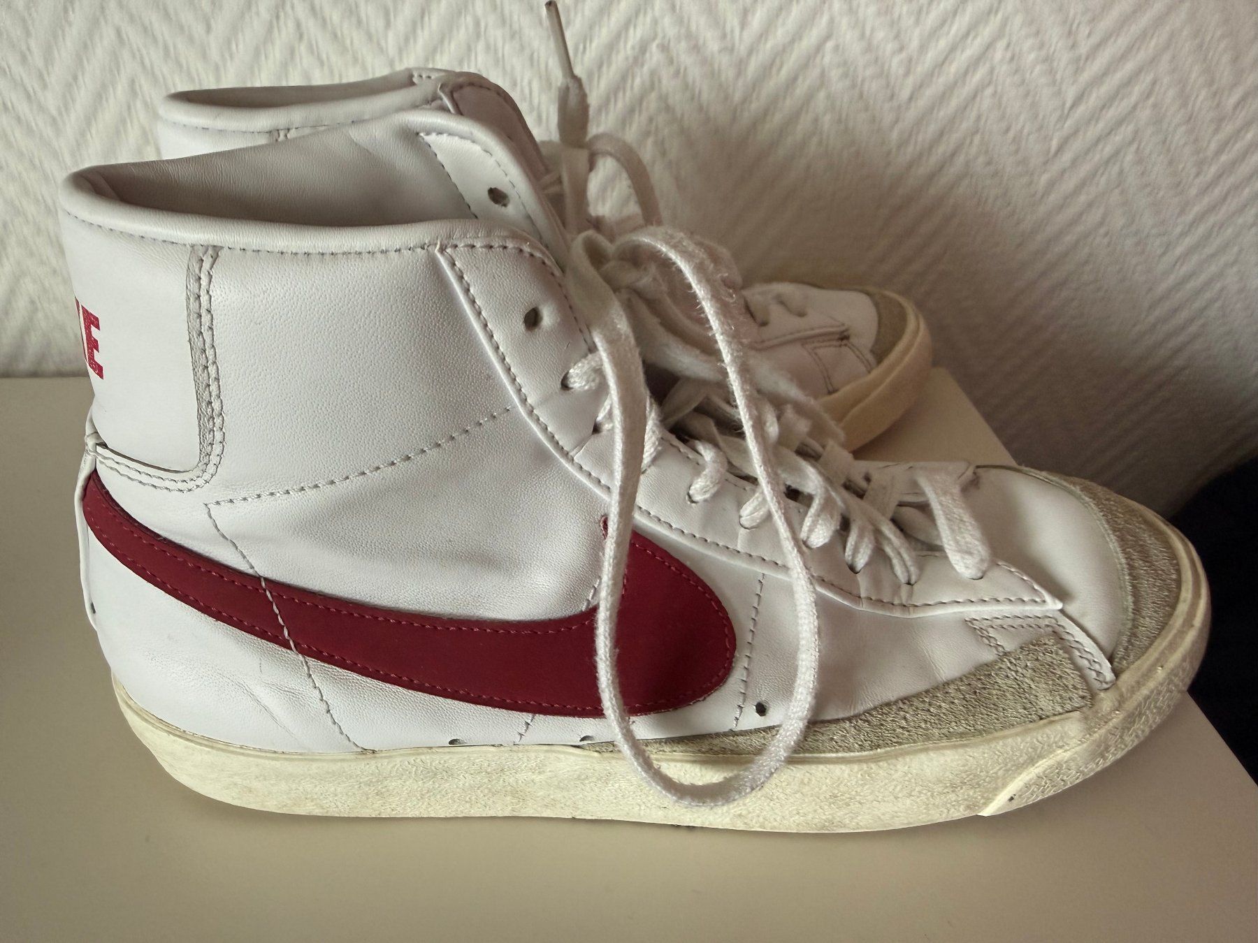 Nike Scarpe da donna: Nike Leder Turnschuhe Gr. 40 – Usato da Kirchdorf AG venduto da coco123