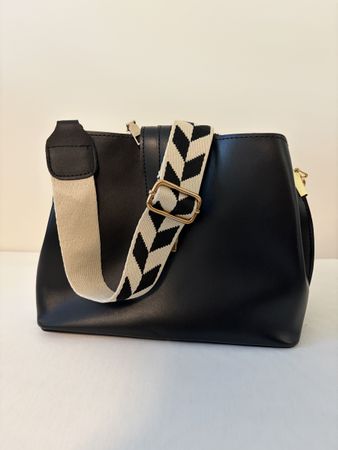 Tasche schwarz mit geometrischem Trageriemen neu