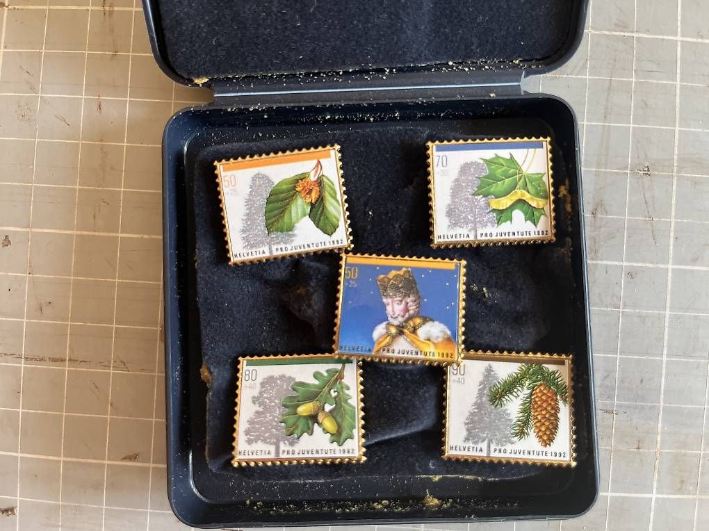 Placchette & Badge: Pro Juventute Briefmarken Pin – Usato da Bättwil venduto da hummn